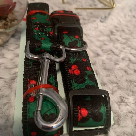 Holiday Mistletoe Collar and Leash For M to L Size Dogs - Picture 4 of 4